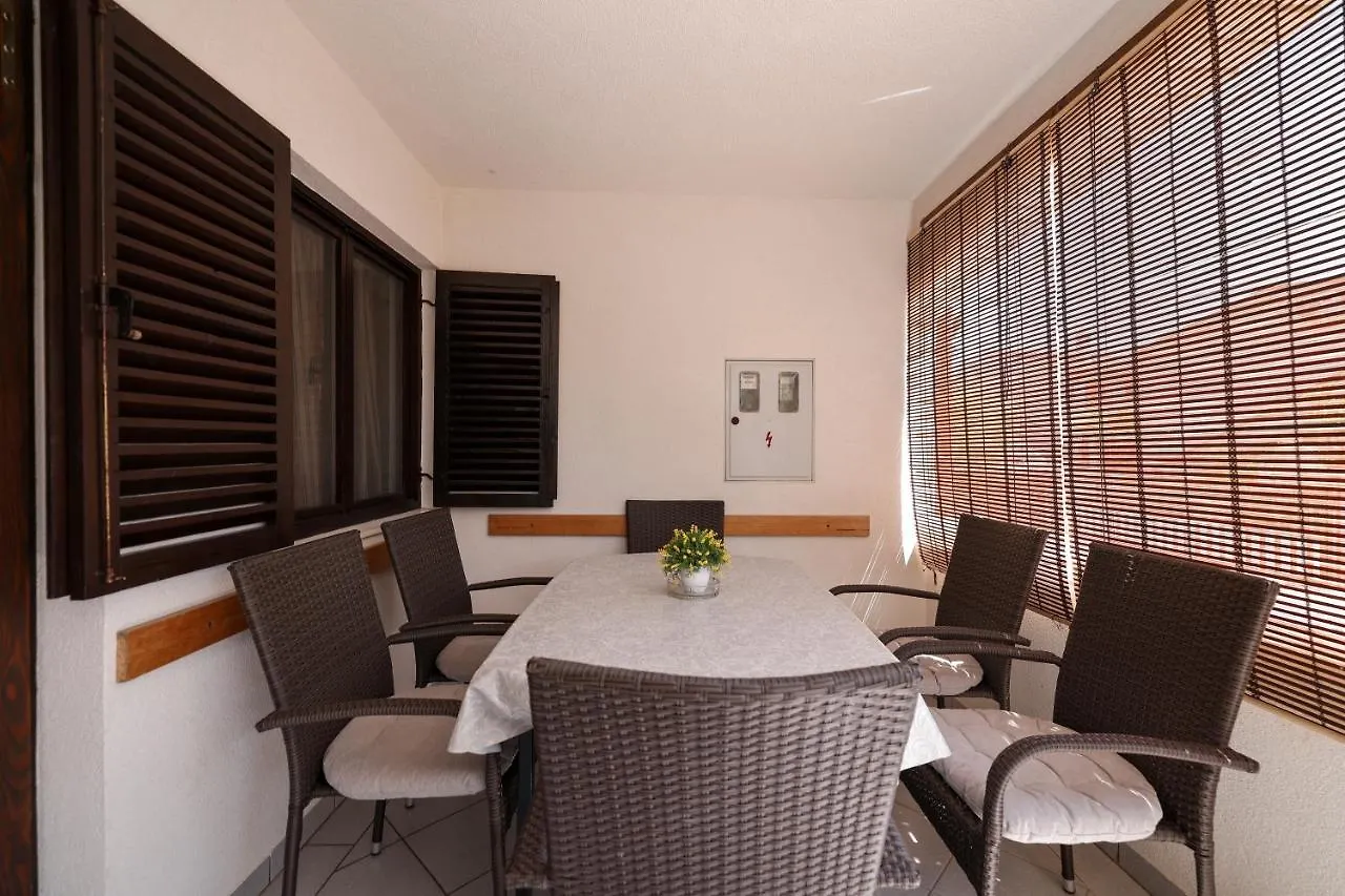 Apartment Danica Vir